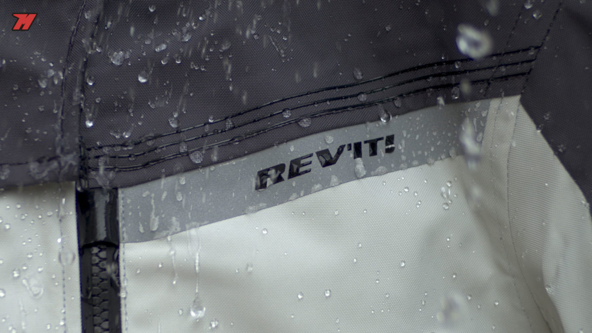la marca Revit también tiene chaquetas de moto con membrana Gore-tex