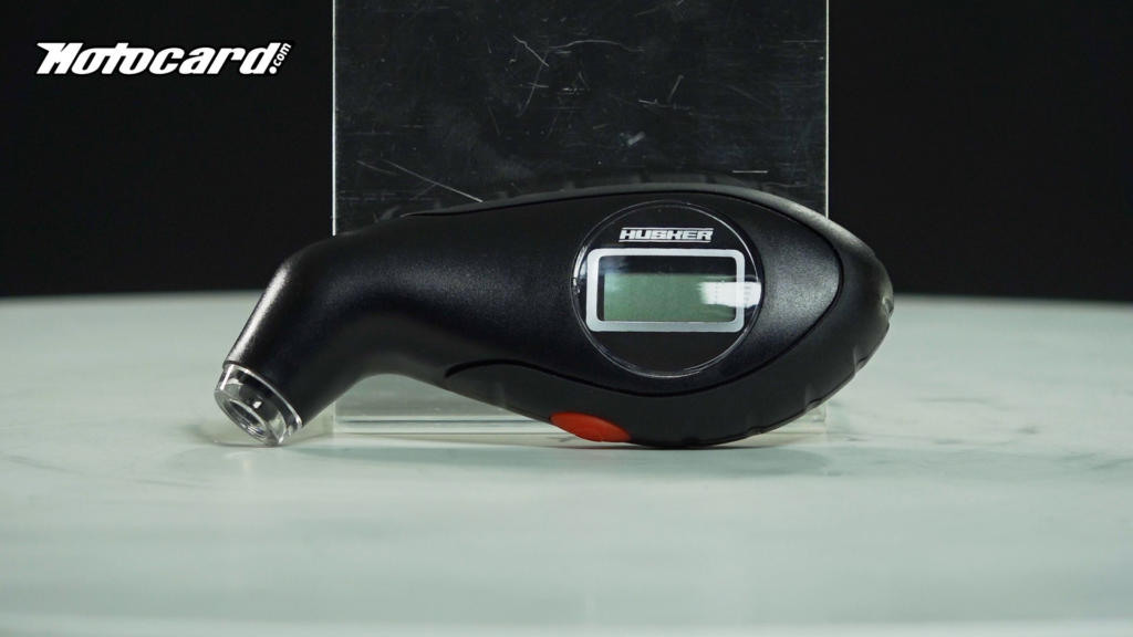 Un manómetro es perfecto para comprobar la presión de los neumáticos de tu moto