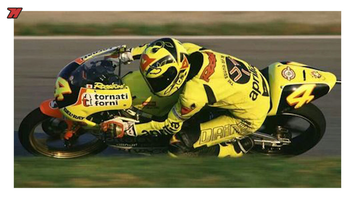 Valentino Rossi debutó en el Mundial de MotoGP llevando una joroba en su mono Dainese