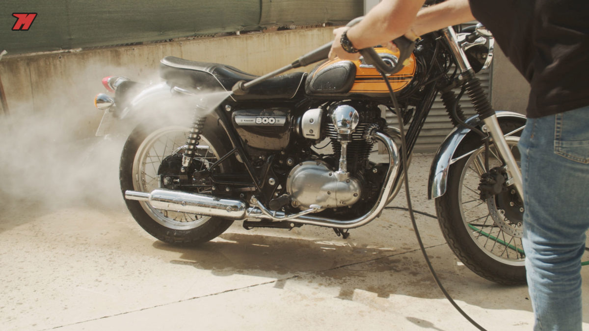 Cómo limpiar tu moto como un profesional. Trucos y consejos · Motocard