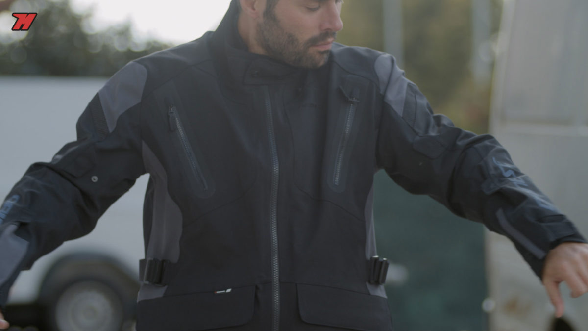 Esta chaqueta Dainese Tonale D-Dry es extremadamente cómoda para viajar en moto