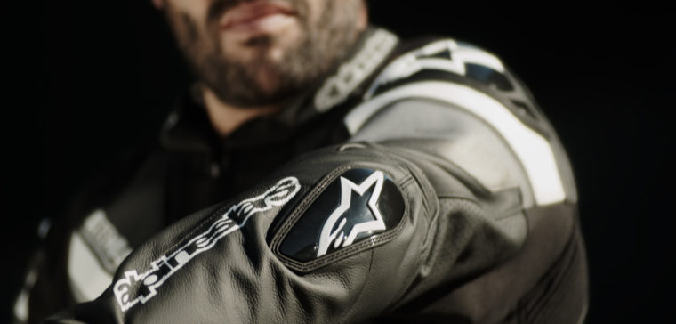 Te explicamos qué chaquetas de moto Alpinestars llevan espaldera