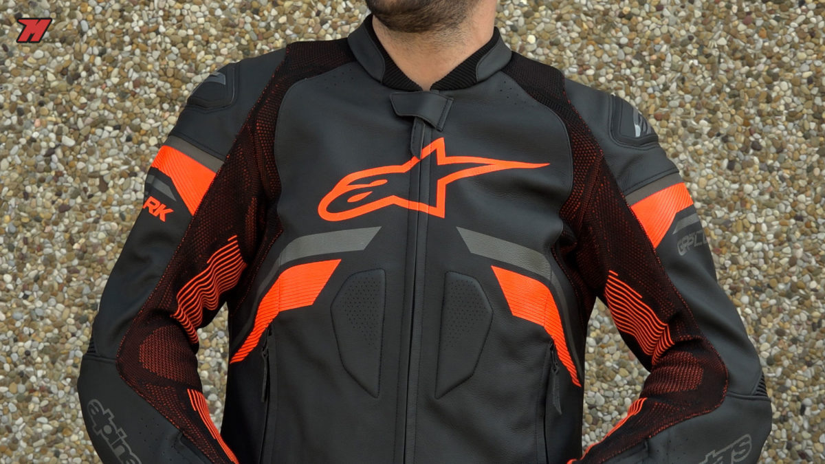 Esta chaqueta de moto de cuero Alpinestars es perfecta para rutas moteras