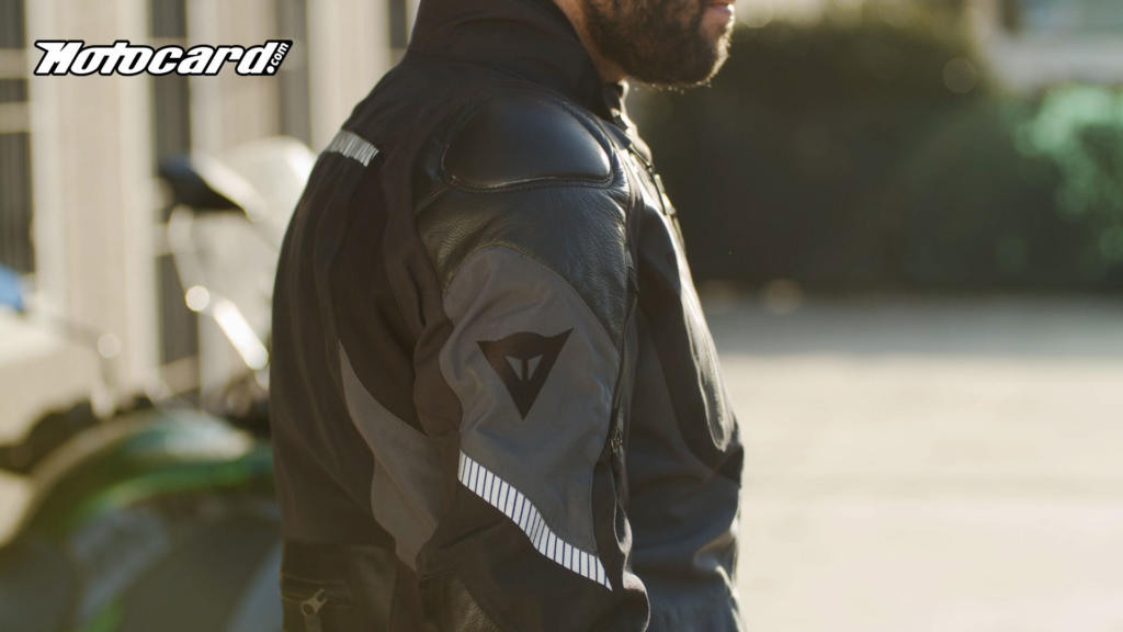 La chaqueta Dainese Sport Master Gore-tex es ideal para viajar en moto