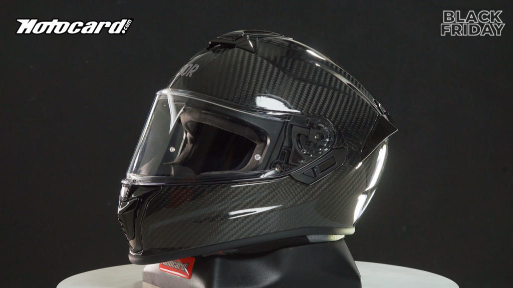 Este casco de moto es de carbono